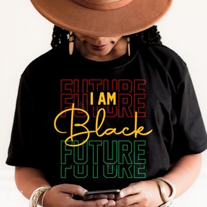 Puede incluir: Una camiseta negra con el texto "Soy el futuro" en rojo, amarillo y verde. El texto se repite varias veces, con la palabra "Negro" en cursiva amarilla en el centro.