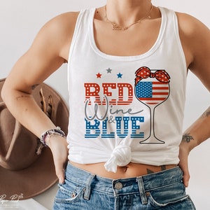 K&ouml;nnte beinhalten: Ein wei&szlig;es Tanktop mit einem roten, wei&szlig;en und blauen Weinglas-Motiv und dem Text "Red Wine & Blue".