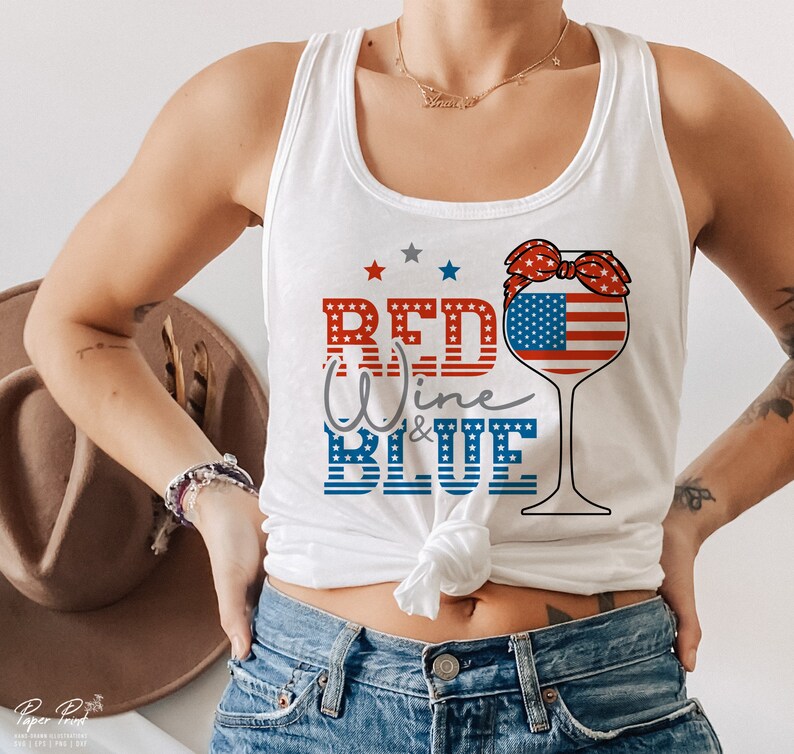 K&ouml;nnte beinhalten: Ein wei&szlig;es Tanktop mit einem roten, wei&szlig;en und blauen Weinglas-Motiv und dem Text "Red Wine & Blue".