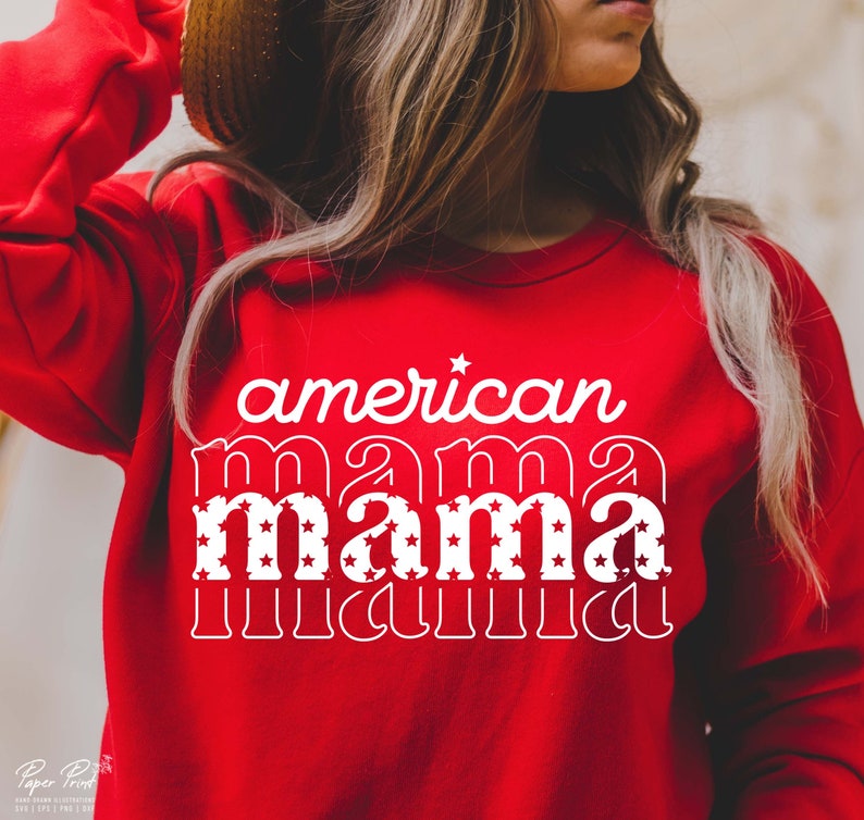 Pode incluir: Camisola vermelha com texto branco que diz "american mama" com estrelas nas letras.
