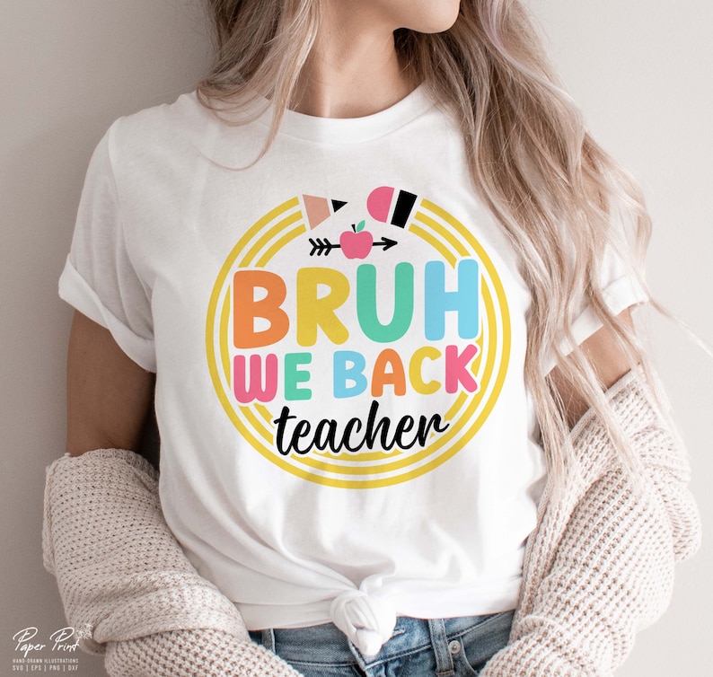 Puede incluir: Camiseta blanca con un dise&ntilde;o circular de colores que dice "Bruh We Back Teacher".
