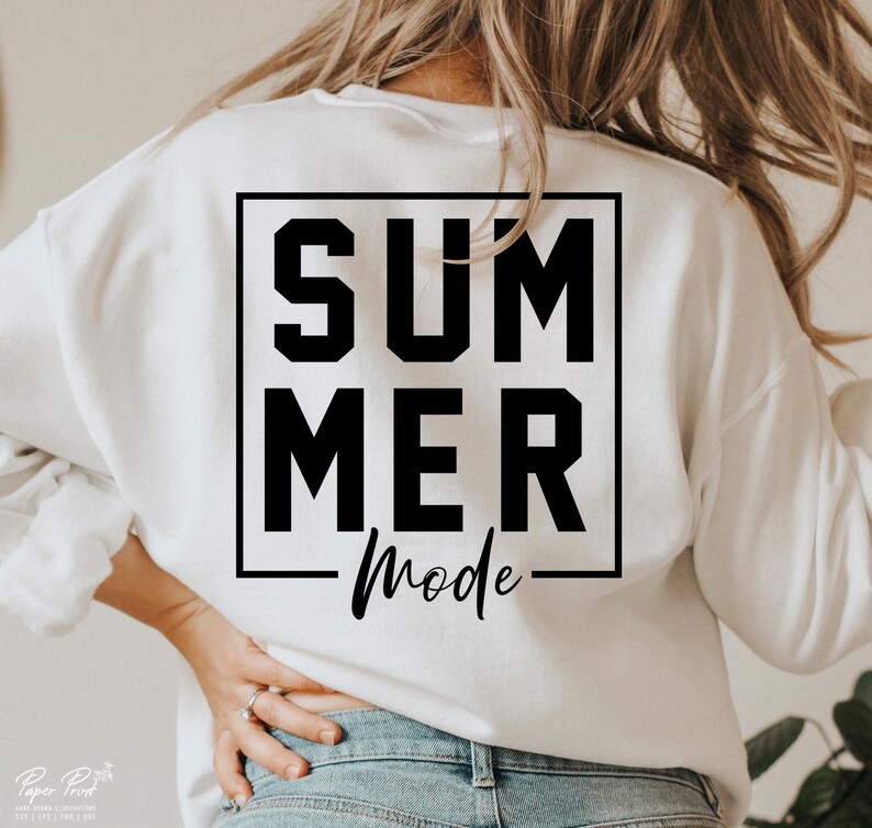 May include: White sweatshirt with the words "SUMMER Mode" printed in black. The text is inside a black square. The sweatshirt is a casual style, perfect for warm weather.