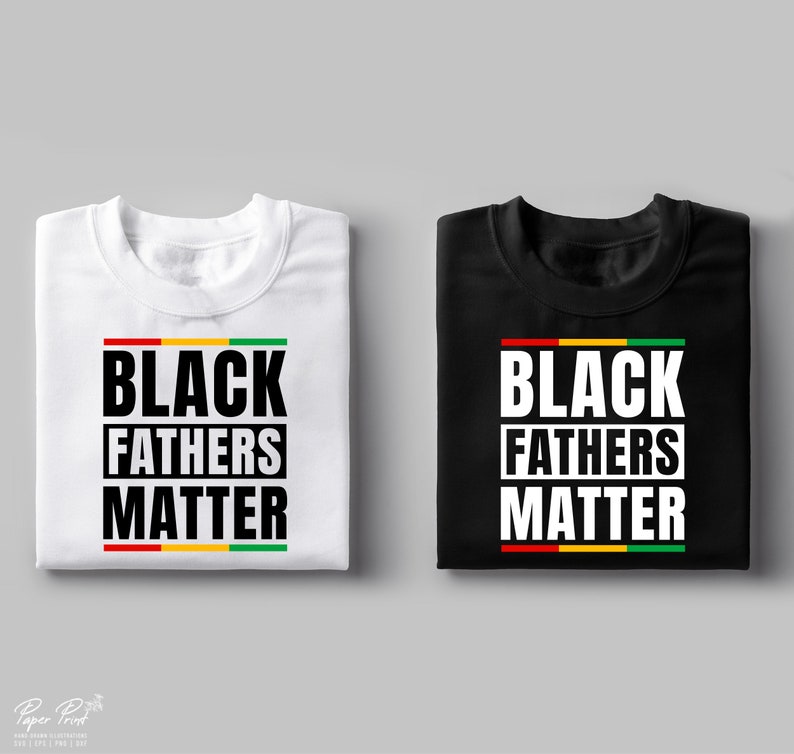 Puede incluir: Dos camisetas con el texto "Black Fathers Matter" en letras negras sobre fondo blanco y fondo negro. El texto est&aacute; enmarcado por una franja roja, amarilla y verde.