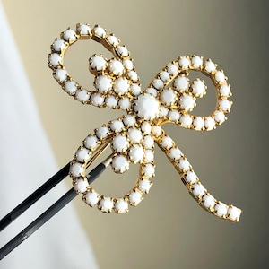 Vintage Faceted White Milk Glass Trefoil Leaf Brooch / Pin / Gold-Tone Botanical Pin