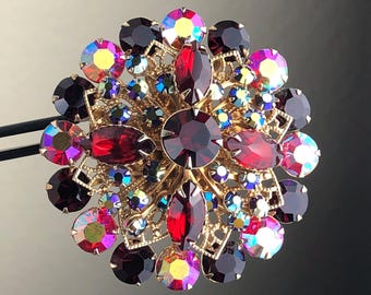 Broche vintage de diamantes de imitación rojo rubí: filigrana dorada Aurora Borealis