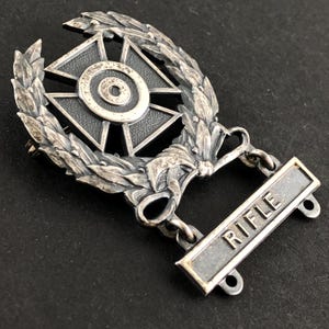 US Army 紋章 チャーム 925 シルバー ヴィンテージ ミリタリー ブレスレット 銀 Signal Corps In Infantry Rifles Prop & Wings Y25-L Vintage Sterling Silver Military Cross Medal: Wreath & Rifle Bar