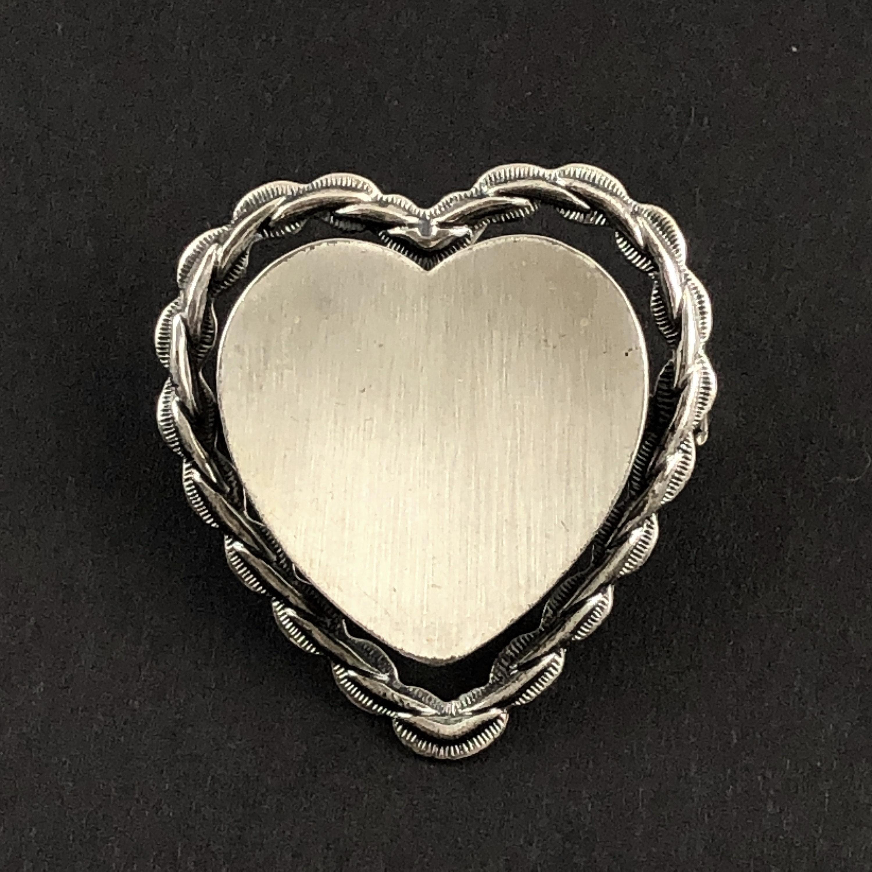 刻印可能なスターリングシルバーのハートブローチピン - ツイスト