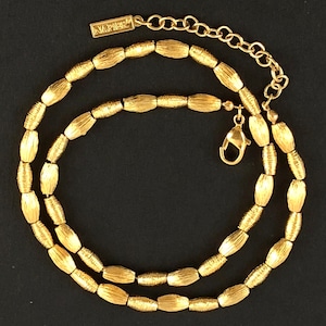 Collar vintage Napier con cuentas de barril en tono dorado texturizado / Gargantilla ajustable de 40 a 45 cm