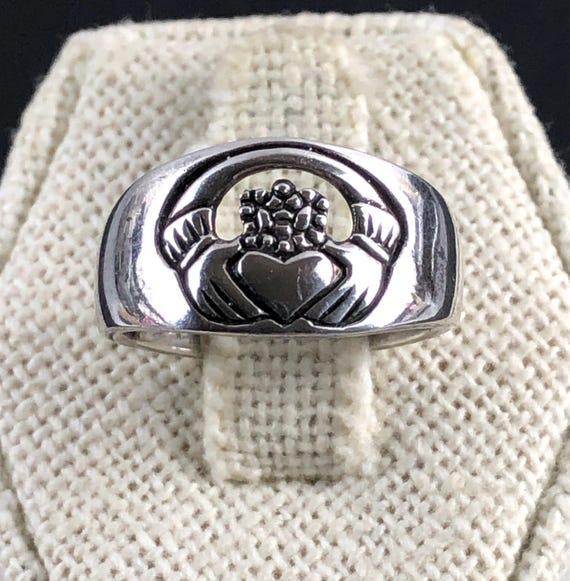Anillo de plata de ley Claddagh con corazón, corona y manos, talla
