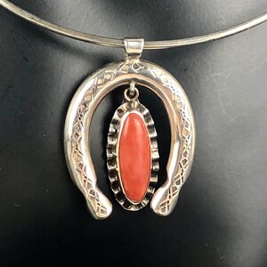 Ciondolo Naja in argento sterling con ostrica spinosa: collana Torc da 15 pollici in stile sud-occidentale