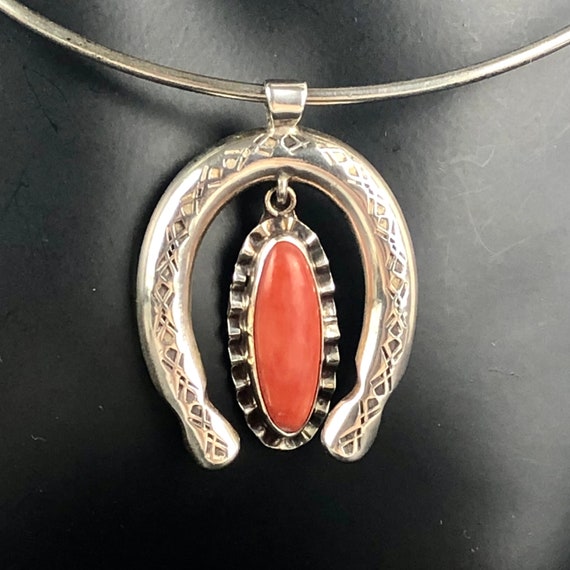 スターリングシルバーのスパイニーオイスターナジャペンダント：南西部