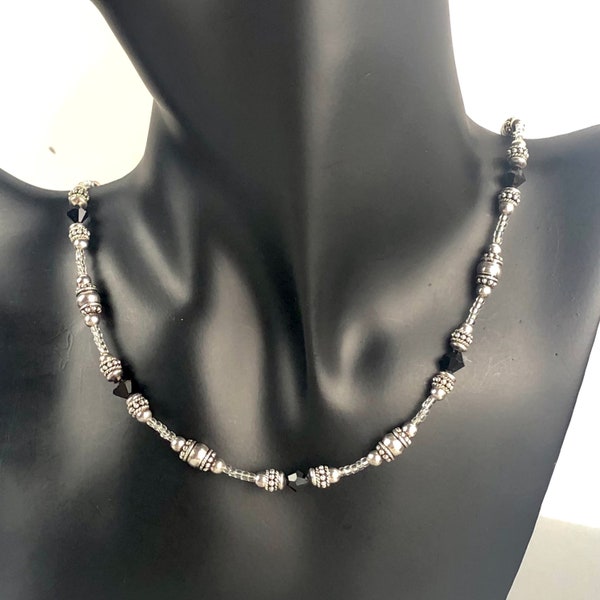 Collier en argent sterling de 6 mm, verre noir à facettes et perles de graines de verre / Collier de perles en argent de 18 po de long