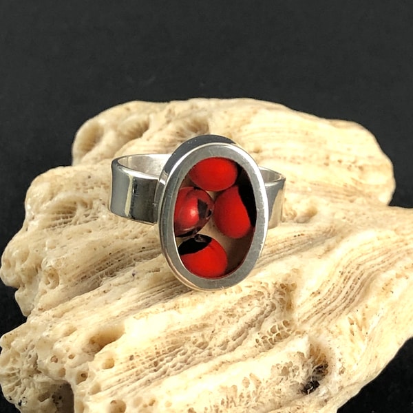 Bague Estate en argent sterling et huayruro péruvien graines rouges et noires en résine / Taille 6,50 réglable / Thème des plantes botaniques