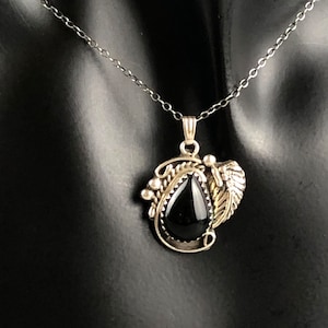 Estate Southwestern Sterling Silver and Black Gemstone Cabochon Leaf/Feather Design Pendant Necklace / 19-Inch-Long 925 Silver Rolo Chain