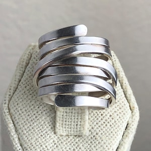 Grov, brutalistisk sterlingsilverring med flera strängar och mumiespets, spiralformad omlott med extra bred spiral
