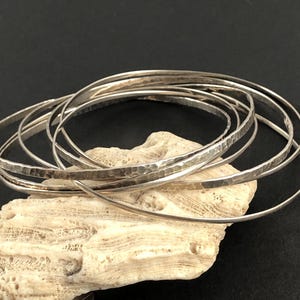 Vintage sterlingzilver zeven in elkaar grijpende gehamerde en gladde afwerking armband maat 7,75" Gesigneerd