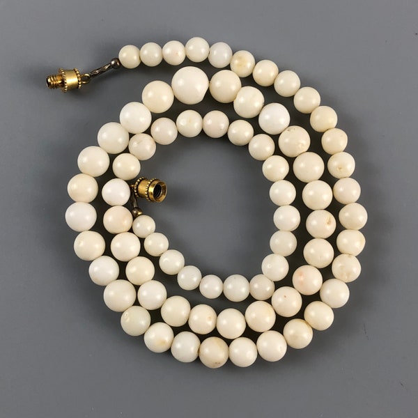 Collier de perles de corail blanc diplômé vintage / peau d'ange corail blanc / 18,5 po. de long