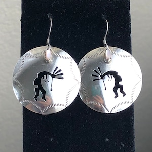 Zuidwestelijke sterlingzilveren Kokopelli-oorbellen: MOP-hangerhanger