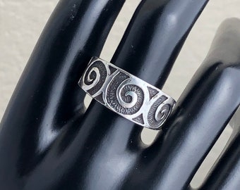 Estate Vintage Sterling Silver Band Ring with Shiny Silver Swirl, Scroll Overlays over Textured Oxidized Surface / Unisex / Large Size 11.25