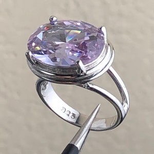 Vintage Sterling Silber Solitär Ring mit großem Lavendel Lila Zirkonia CZ Edelstein / Größe 6-6.25 / Geschenk für Sie / Versprechen Ring