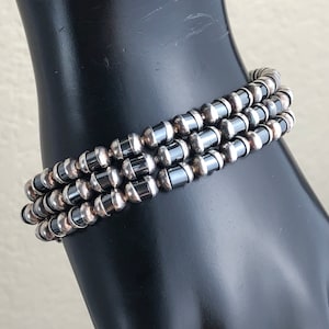 SILPADA Modell B0618 Sterling Silber Tonnenförmige Hämatit Perlen Drei Stränge Armband mit Sicherheitskette / Größe 18-18 cm