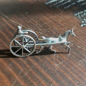 Broche de carro de carreras de plata de ley: alfiler de caballo y jinete