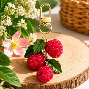 Porte-clés framboise fait main en pâte polymère • Pendentif de sac fruit réaliste