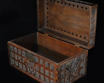 China's pure hand-carved rosewood hollow Pfaff rectangular box, which has collection value and can be used Positive