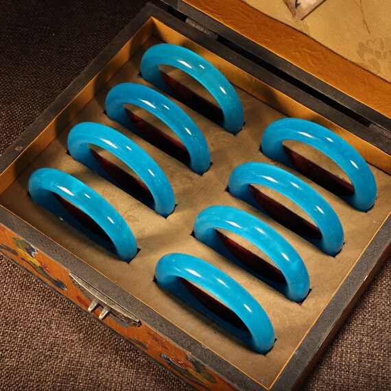 A box of pure hand-carved rare high-ice aquamarin… - image 1
