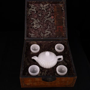 A set of Chinese pure handmade statues and white jade tea sets from the Qing Dynasty is exquisite and worth collecting