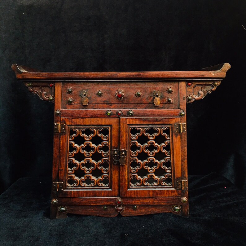 Chinese antique natural rosewood table tea table is exquisitely carved, and the pattern is very precious and rare, which can be collected 