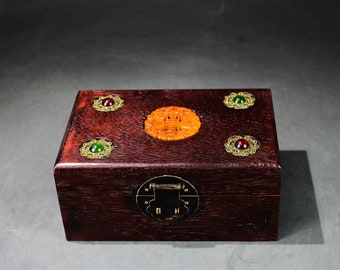 China's ancient natural rosewood jewelry box is handmade and inlaid with gems