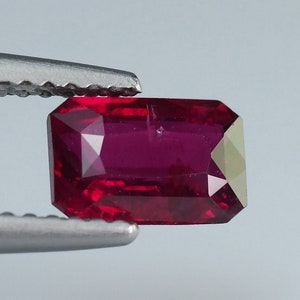 1,12 ct naturalny rubin, ośmiokątny kamień szlachetny w kolorze krwi gołębiej, pochodzenie Madagaskaru