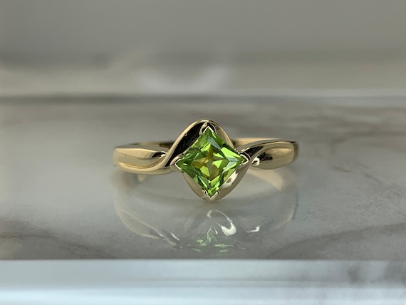 Estate 14kt Genuine Peridot Ring - image 1