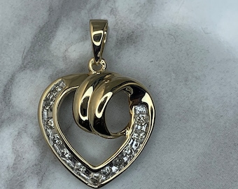 Estate 10kt .20cttw Diamond Heart Pendant