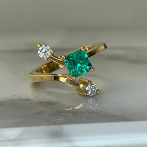 Estate 18kt Genuine .80ct Emerald and Diamond Ring