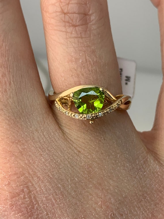 Estate 10kt Genuine Peridot and Diamond Ring - image 3