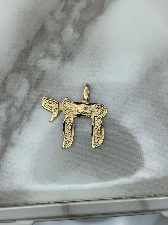 Estate 14kt Chai Pendant .63"