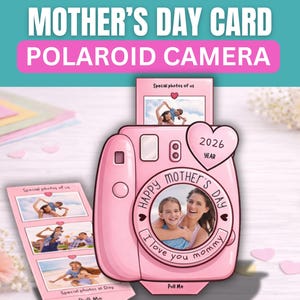 Puede incluir: Una tarjeta rosa del Día de la Madre con forma de cámara Polaroid. La tarjeta presenta el texto "Mother's Day Card Polaroid Camera" e incluye una foto de una madre y su hija. La tarjeta también tiene el texto "I love you mommy" y "Pull Me".