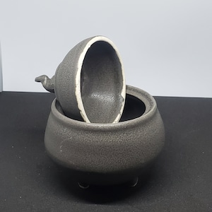 以下が含まれることがあります： クリーム、ライトブラウン、ダークブラウンの斑点模様のマット仕上げのセラミックマグ3個セット。 各マグはシンプルでミニマリストなデザインで、コーヒーや紅茶に最適です。