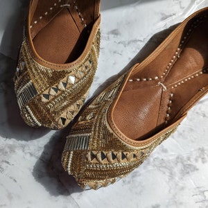 Chaussures plates pour femme en or brodées à la main / khussas / jutti / chaussures de mariage / semelle coussinée / chaussures de mariage / cadeaux pour elle