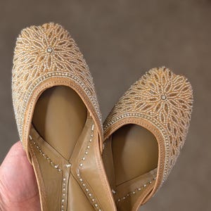 Chaussures plates pour femmes en or brodées à la main / khussas / jutti / chaussures de mariage / semelle coussinée / chaussures de mariage / article cadeau