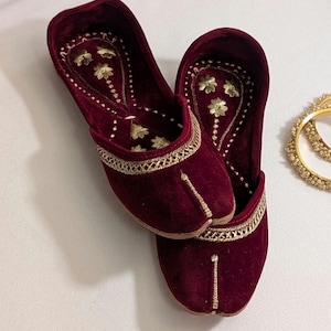 Women&#39;s velvet shoes - khussas - mojari - flats - embroidered khussa - Indian jutti - gifts for her