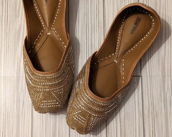 Women&#39;s hand embroidered gold flats / khussas / jutti / wedding shoes / cushioned sole / wedding shoes / gifts for her