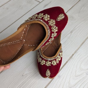 Bridal shoes / women&#39;s handmade shoes  / wedding shoes / Ethnic footwear / ballet shoes / flats / Indian shoes / khussa / jutti / red velvet