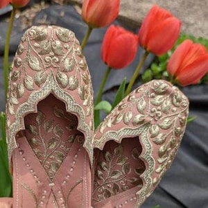 Womens embroidered shoes / jutti / flats / khussas / wedding shoes