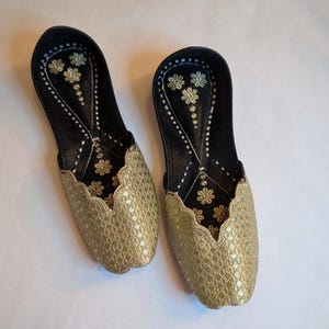 Bridal shoes / women&#39;s handmade shoes  / wedding shoes / Ethnic footwear / pearl ballet shoes / flats / white pearl shoes / khussa / jutti
