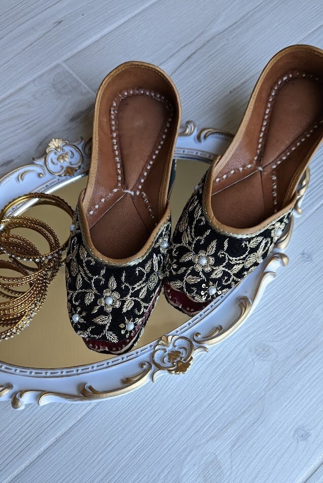 Women's embroidered shoes / black pearl shoes / evening wear / casual shoes / wedding shoes/ bridal shoes / flats /slip ons / jutti / khussa