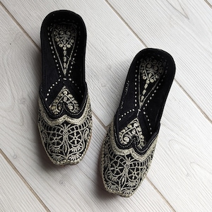 Women&#39;s black handmade shoes / Wedding shoes / Ethnic footwear / ballet shoes / flats / Indian shoes / khussa / jutti /casual shoes / gifts