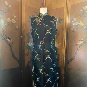 Vintage Cheongsam in black with flower print, size 6